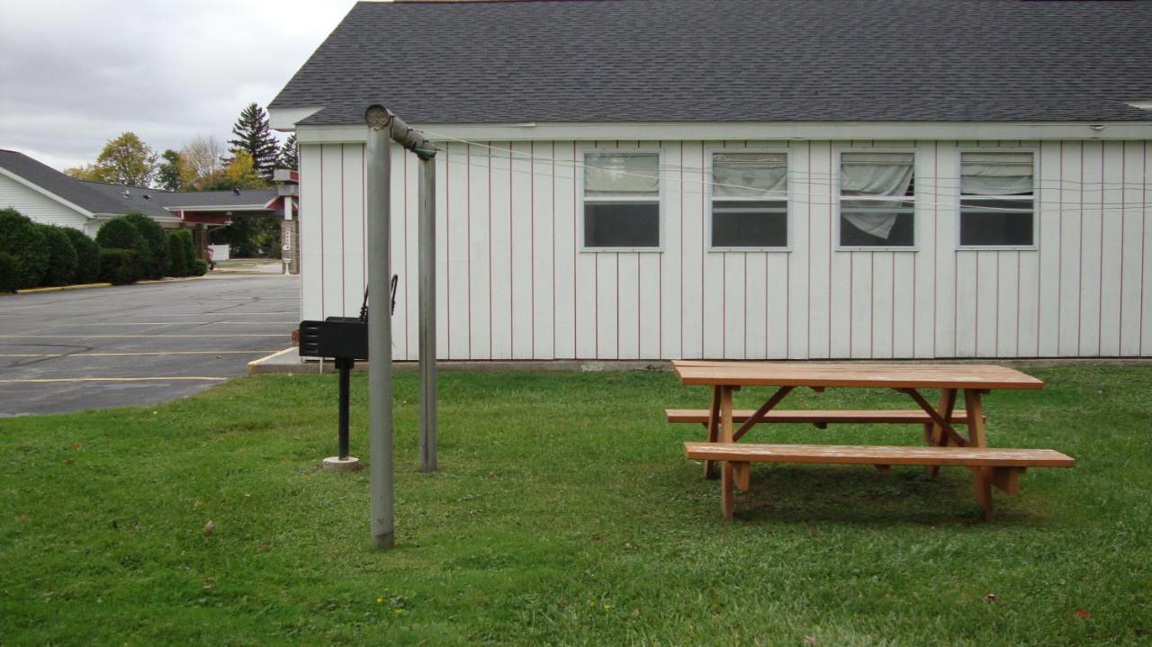 Pinconning Trail Inn Motel Exterior foto
